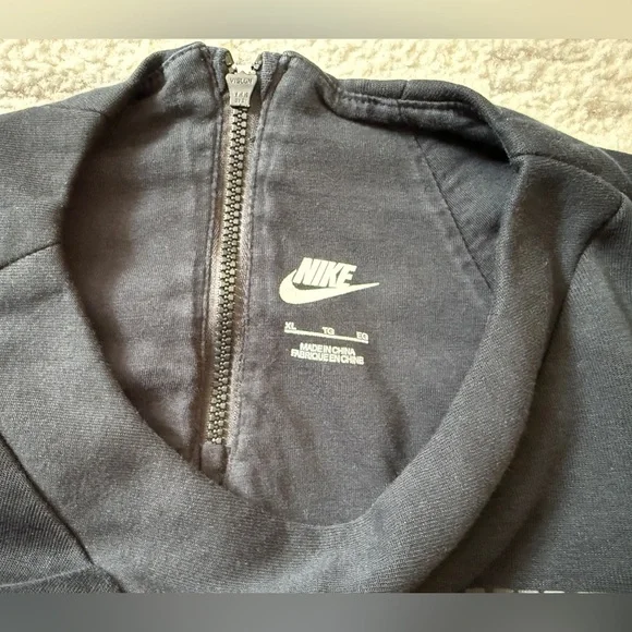 Nike Big Girls Fashion back zip shirt - Picture 4 of 6